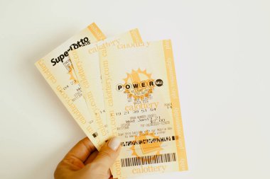 Piyango biletleri - Kaliforniya piyango mega milyon, güç topu, beyaz arka planda süper loto biletleri.