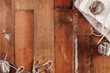 Örgü arka planı - beyaz ve bej el yapımı battaniyeli ahşap tahtalar, iplik ve fotokopi alanı ile örgü iğneleri