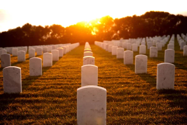 Kriegsfriedhof Mit Reihen Weißer Marmorgräber Auf Grünem Gras Bei Sonnenuntergang — Stockfoto