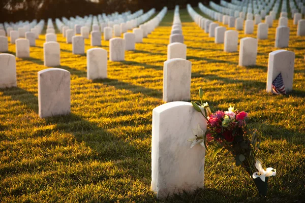 Kriegsfriedhof Mit Reihen Weißer Marmorgräber Auf Grünem Gras Bei Sonnenuntergang — Stockfoto