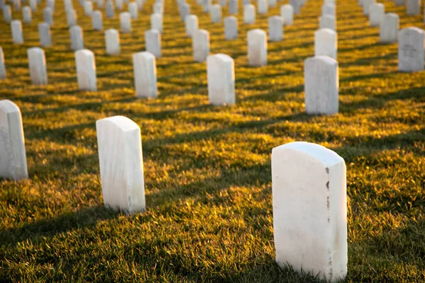 Πολεμικό Νεκροταφείο Σειρές Από Λευκούς Μαρμάρινους Τάφους Πράσινο Γρασίδι Στο — Φωτογραφία Αρχείου