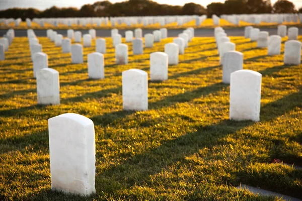 Oorlogsbegraafplaats Met Rijen Witte Marmeren Graven Groen Gras Bij Zonsondergang — Stockfoto