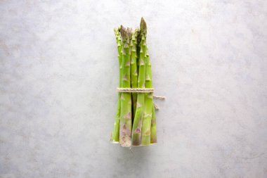 Arka planda jüt halatla bağlanmış bir sürü kuşkonmaz..