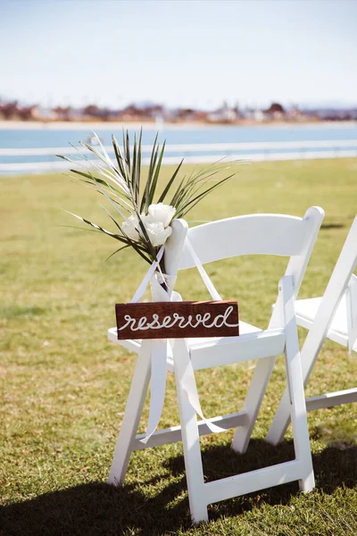 Silla Madera Blanca Con Rústico Cartel Reservado Césped Verde Ceremonia —  Fotos de Stock