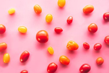 Pembe arka planda kiraz domatesleri - göğüs kanseri önleyici gıdalar