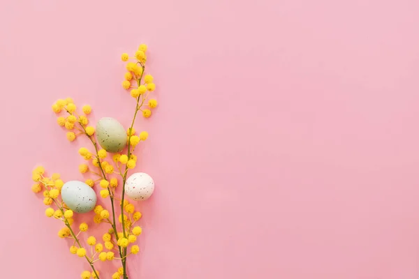 Mimosa Κλαδιά Πασχαλινά Αυγά Ροζ Φόντο Ανοιξιάτικο Φόντο Μιμόζα Και — Φωτογραφία Αρχείου