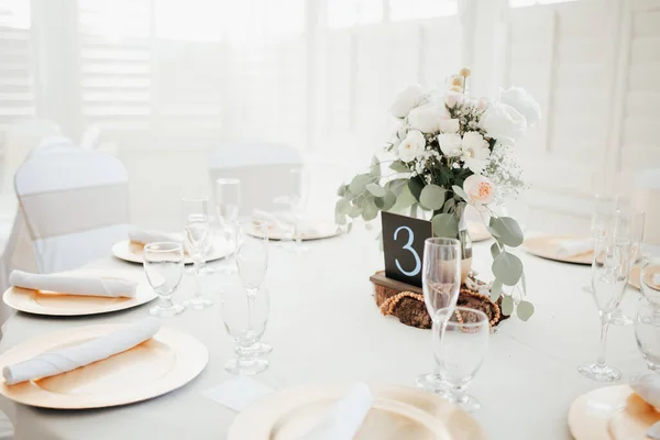 Modern Wedding Decor Guest Tables White Tableclothes Golden Plates White — Stock Photo, Image