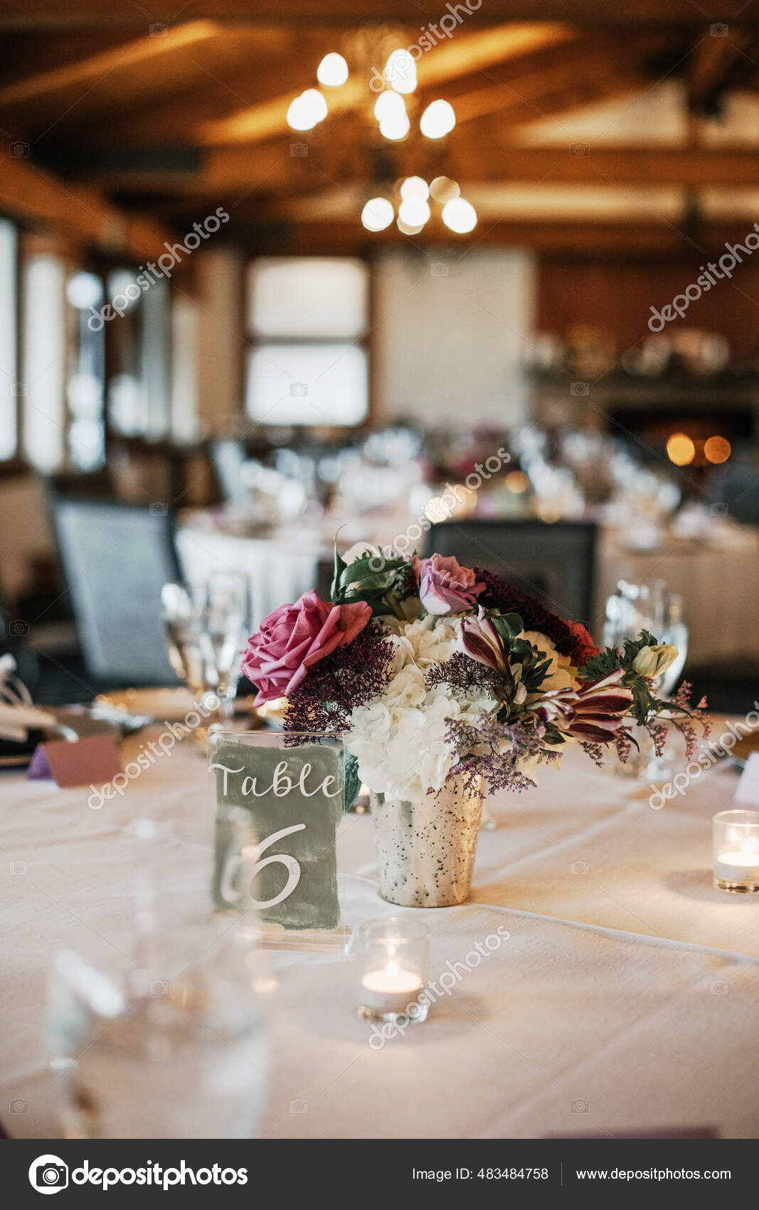 235,458 Vidrio Floral Fotos de stock - Fotos libres de regalías de  Dreamstime, image size:1067x1700