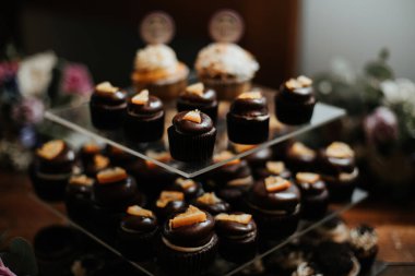 Mini çikolatalı kekler. Çikolatada portakal parçaları sergileniyor.