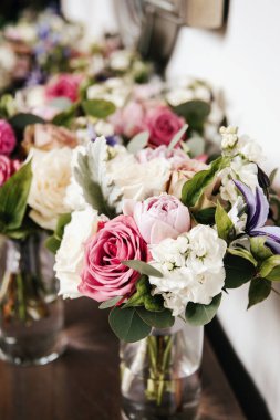 Gelin buketini kapat - pembe şakayıklar, tavşan kulak bitkisi, beyaz ortanca, mor zambaklar.