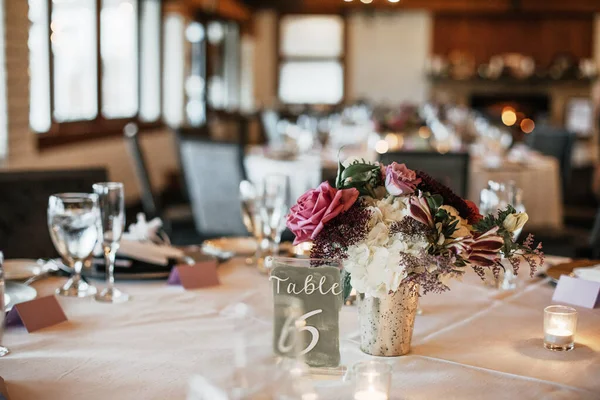Beautiful Wedding Venue White Table Cloths Glassware Floral Arrangements Center — Stock Photo, Image