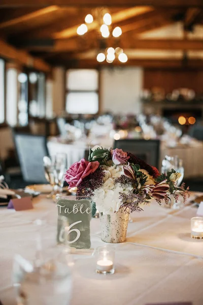 Beautiful Wedding Venue White Table Cloths Glassware Floral Arrangements Center — Stock Photo, Image