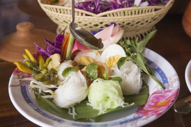 Tayland pirinç şehriye ve sebze