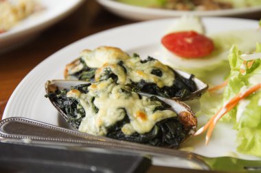 Pişmiş midye ve peynir