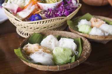 Tayland pirinç şehriye ve sebze