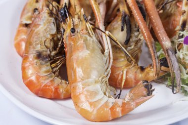 Izgara karides plaka üzerinde / Tay nehir karides