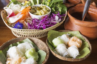 Tayland pirinç şehriye ve sebze