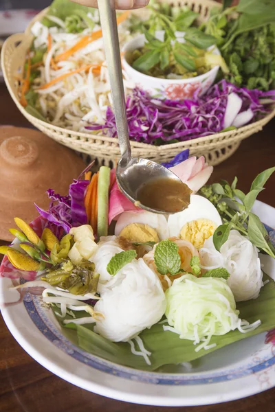Tagliatelle di riso tailandese e verdure — Foto Stock