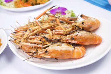 Plaka üzerinde ızgara karides