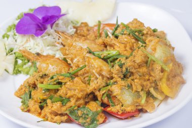 Sarı köri tozu ile karides