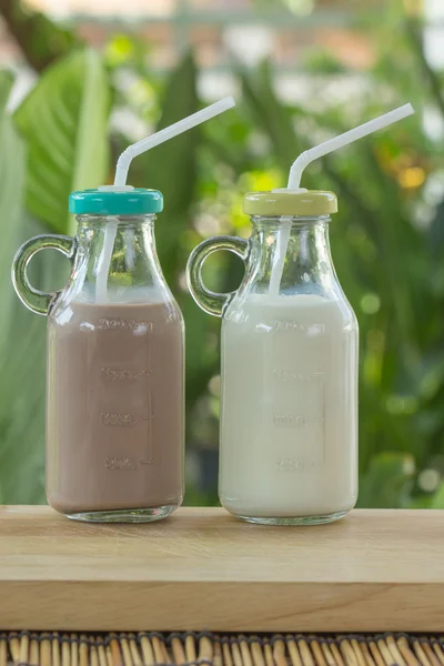 Vaso de chocolate y leche fresca —  Fotos de Stock
