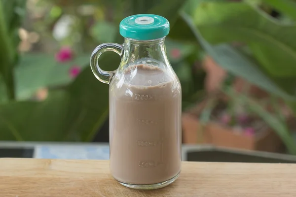 在玻璃瓶中的巧克力牛奶 — 图库照片