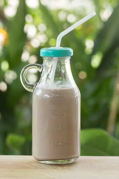 Leche de chocolate en botella de vidrio —  Fotos de Stock