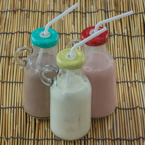 Truskawka, czekolada i świeżego mleka butelki — Zdjęcie stockowe