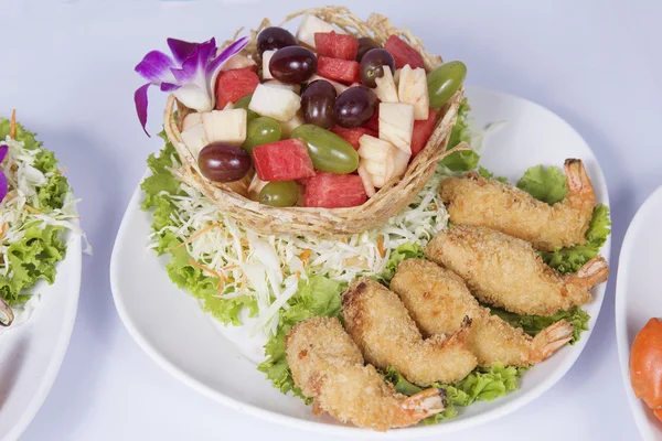 Insalata di frutti di gamberetti fritti — Foto Stock