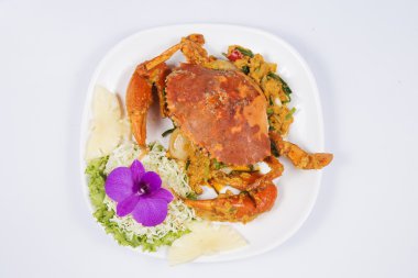 Fried Yengeç sarı köri tozu ile karıştırın