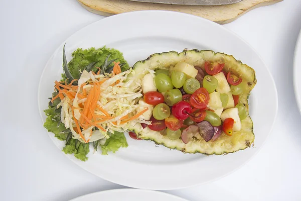 Obstsalat in Ananas — Stockfoto