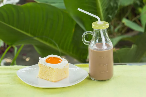 Bolo com compota de laranja e leite de chocolate — Fotografia de Stock