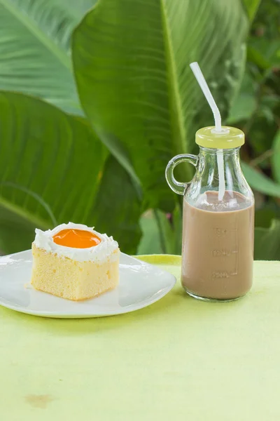 Торт с апельсиновым джемом и шоколадным молоком — стоковое фото
