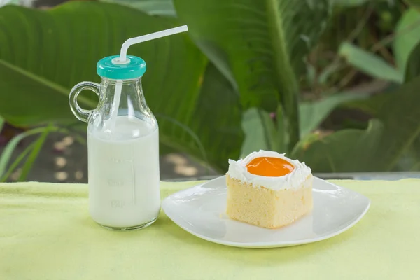 Orange cake and Fresh milk — Stock Photo, Image