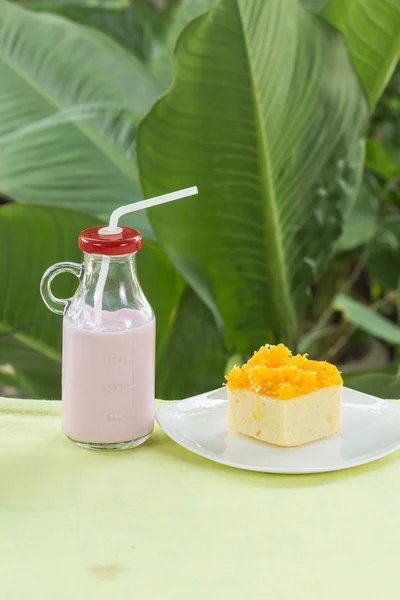 Cake with Slice Gold york egg and strawberry milk — Stock Photo, Image