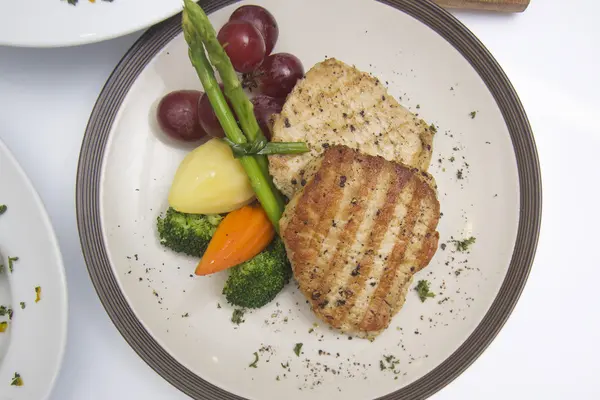 Domuz eti biftek plaka üzerinde