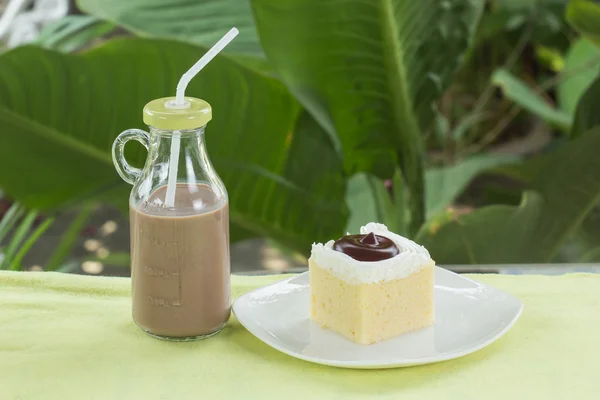 Bolo de mirtilo e leite de chocolate — Fotografia de Stock