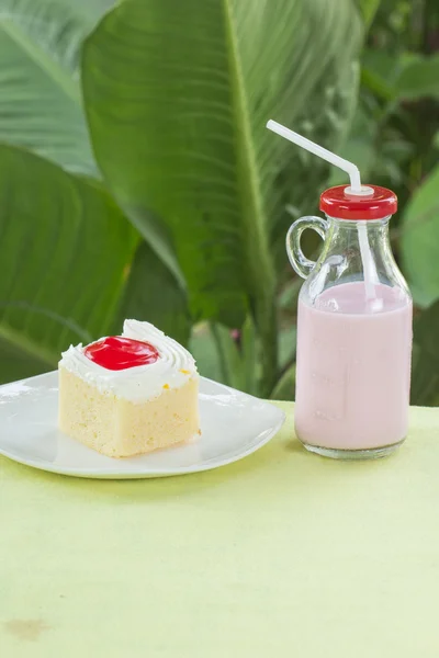 Pastel de fresa y fresa sabor leche — Foto de Stock