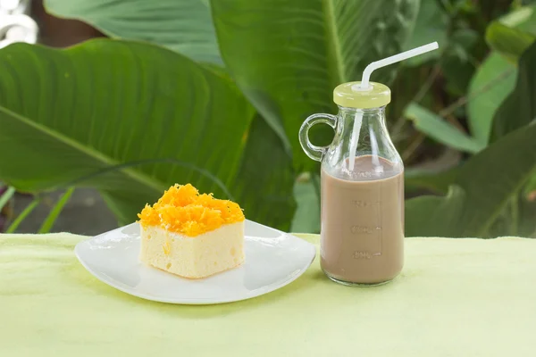 Gâteau avec tranche d'or york oeuf et chocolat au lait — Photo