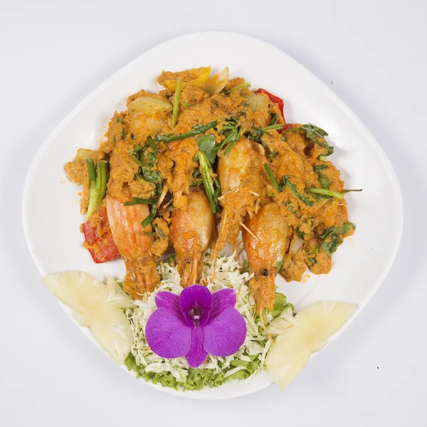 Remuer les crevettes frites avec de la poudre de curry jaune — Photo