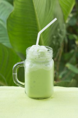 Matcha yeşil çay smoothie