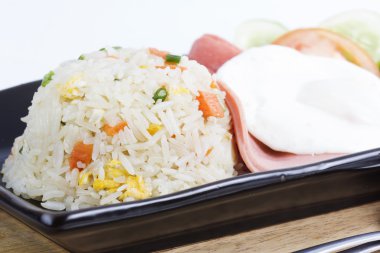 Fried Rice yumurta salam ve sosis ile