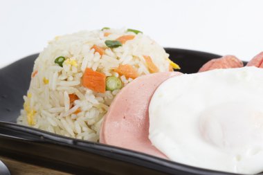 Fried Rice yumurta salam ve sosis ile 