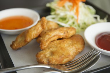 Kızarmış tavuk göğsü derin 