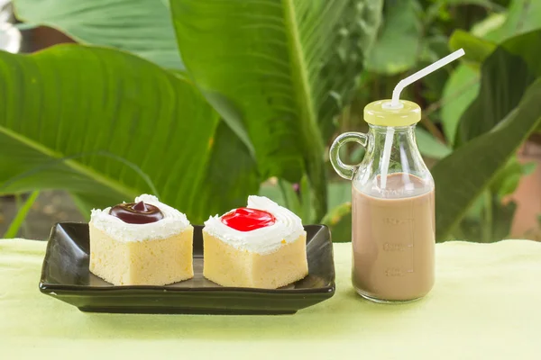 Mini-Kuchen und Schokoladenmilch — Stockfoto
