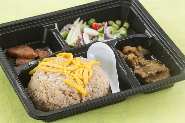 Gebrannter Reis mit Garnelenpaste im Box-Set — Stockfoto