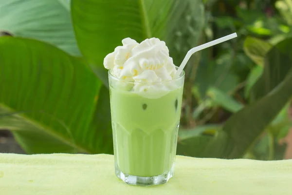 Té verde Matcha crema batida cubierta —  Fotos de Stock