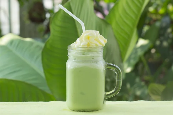 Matcha grönt te smoothie Melaminytan grädde toppning — Stockfoto