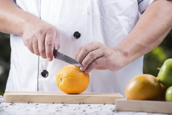 Chef cortando laranja — Fotografia de Stock