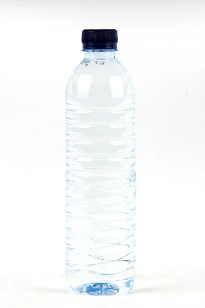 Drinking water in plastic fles — Stockfoto